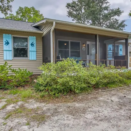Dog-Friendly Oak Island Rental - 1 Mi To Beach!